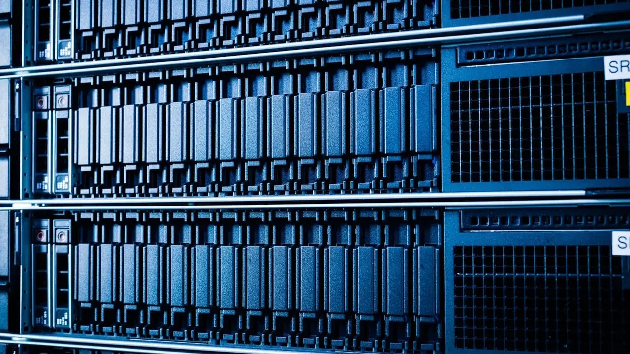 Rangées de serveurs informatiques bleus, une infrastructure de données impressionnante, prête pour le stockage et le traitement.