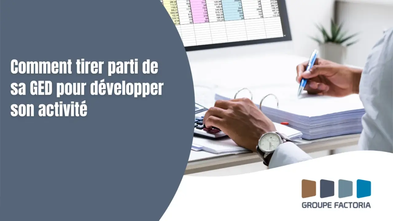 Un homme travaille sur des documents, utilisant une calculatrice et un stylo. La signification de la GED est expliquée pour développer son activité.