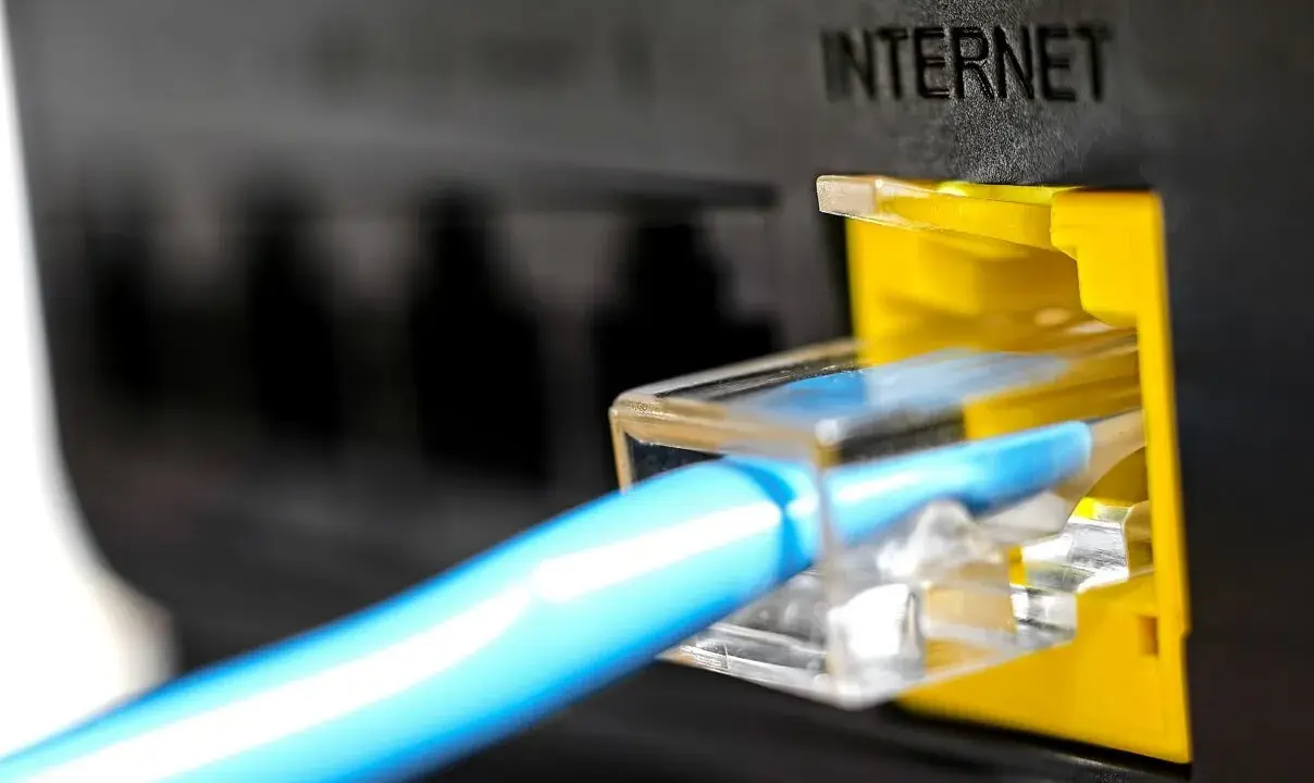 Un câble bleu se connecte à un port "INTERNET" jaune. La fibre et le wifi, une différence de connexion.