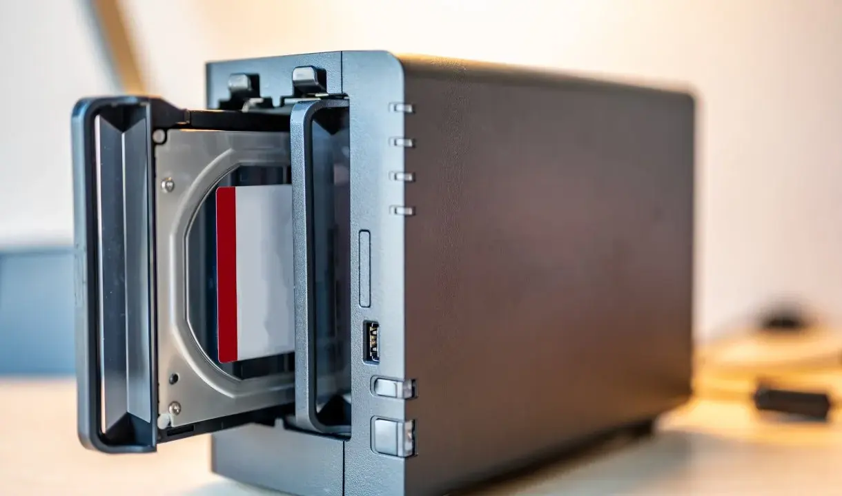 Un NAS avec un disque dur inséré. Ce support permet de sauvegarder ses données informatiques, contrairement à une simple clé USB.