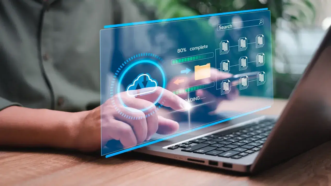 Interface numérique montrant des icônes de documents et un dossier, avec une barre de progression. Un doigt interagit avec l'écran, illustrant des solutions de dématérialisation.