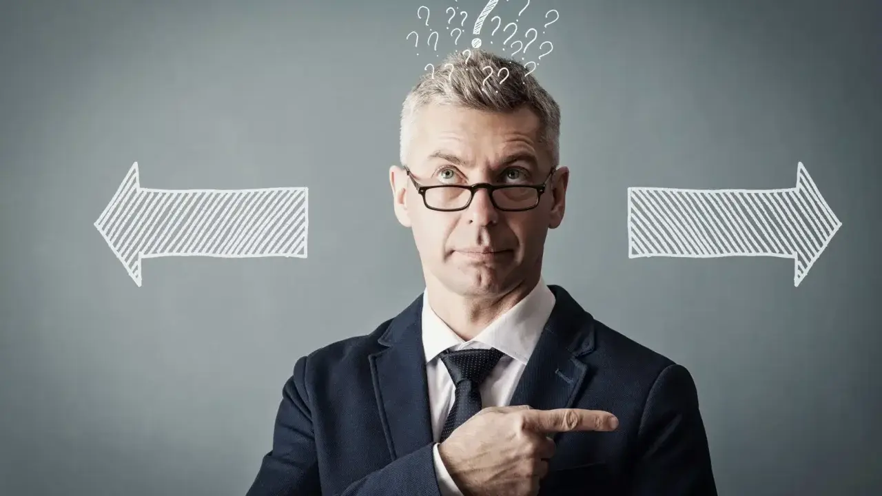Un homme d'affaires réfléchit, entouré de points d'interrogation et de flèches. Il cherche la meilleure solution, peut-être avec un logiciel GED.