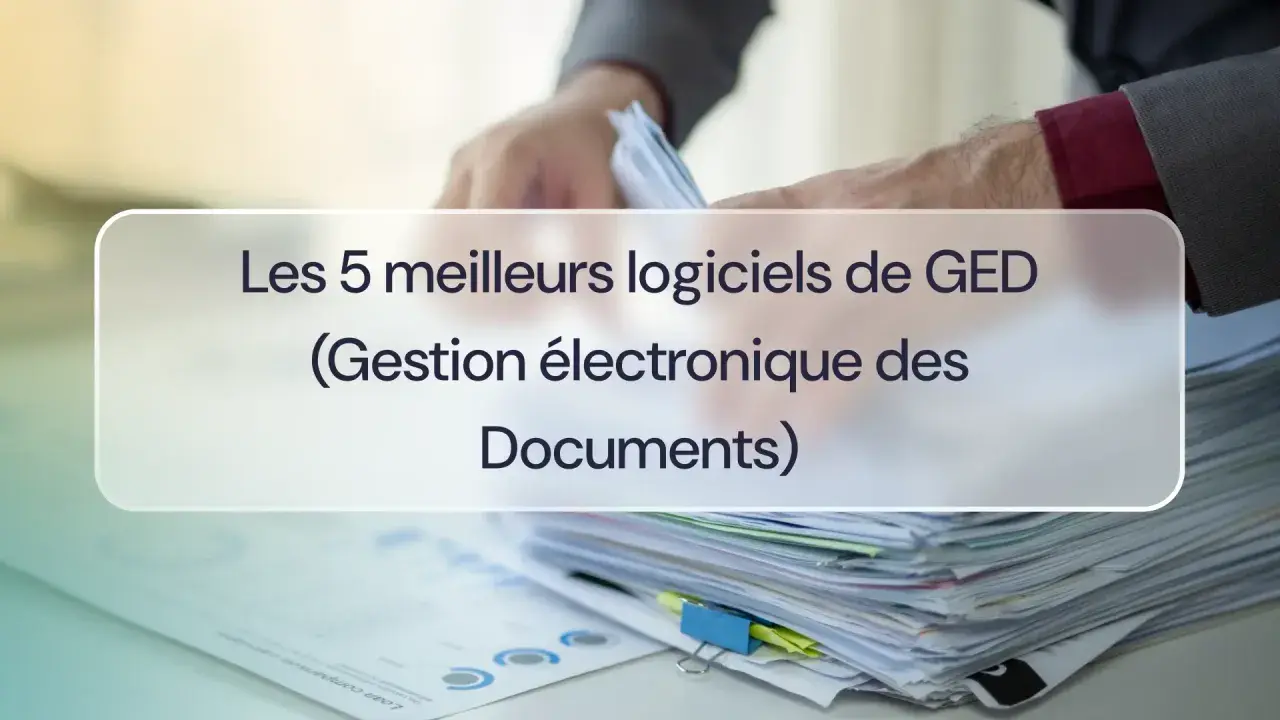 Des piles de documents numérisés en cours de tri, avec le titre "Les 5 meilleurs logiciels de GED".