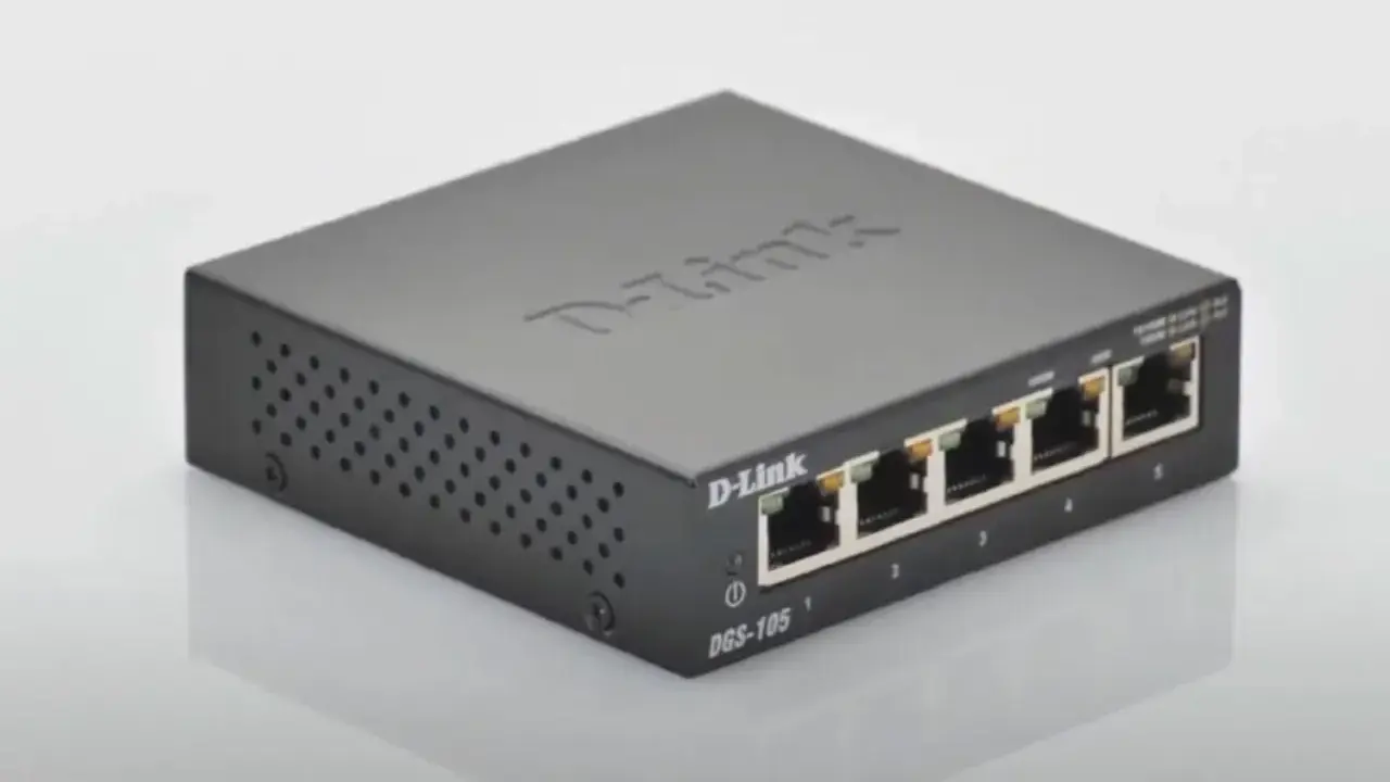 Un petit switch D-Link DGS-105 noir, avec cinq ports Ethernet, prêt à connecter vos appareils.