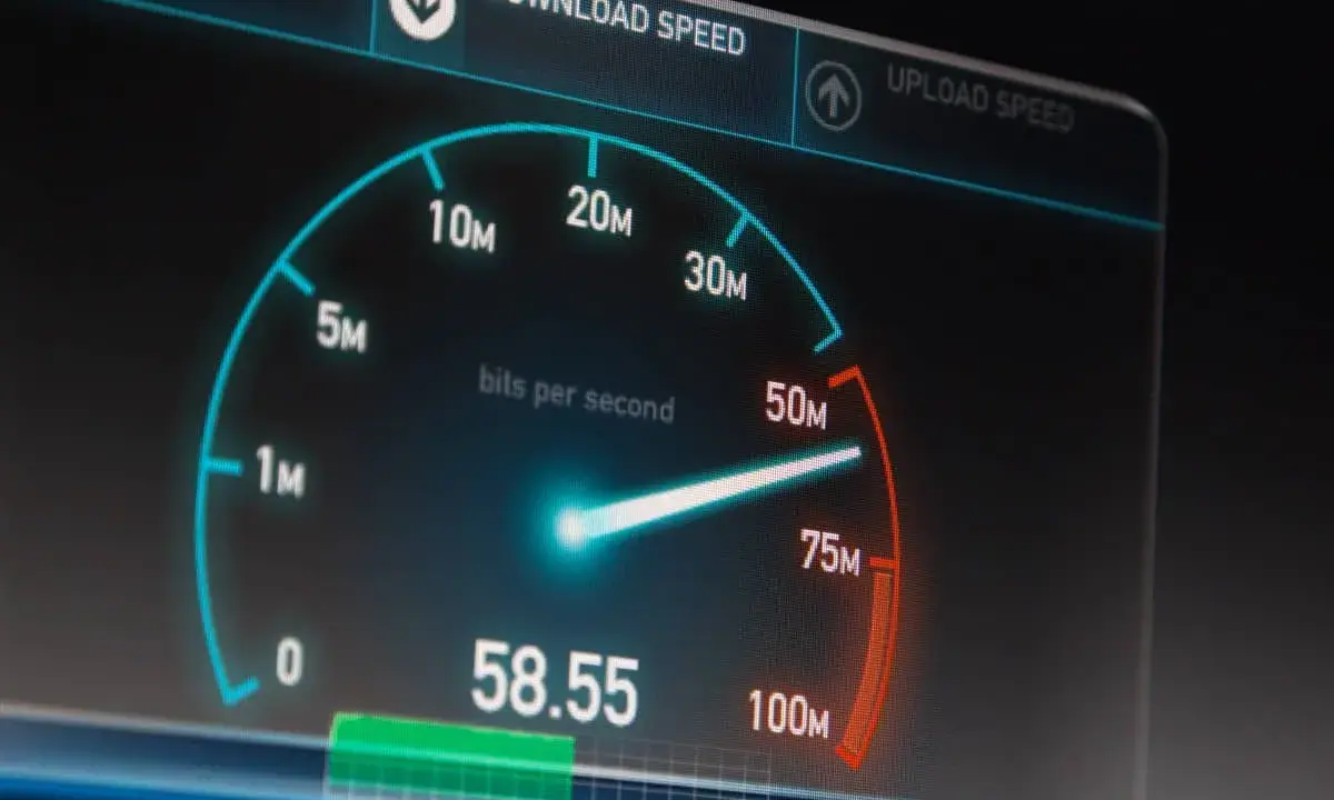 Test de débit internet : l'aiguille indique 58.55 Mbps, une mesure de la vitesse de téléchargement.