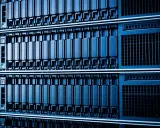 Rangées de serveurs informatiques bleus, une infrastructure de données impressionnante, prête pour le stockage et le traitement.