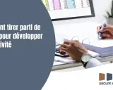 Un homme travaille sur des documents, utilisant une calculatrice et un stylo. La signification de la GED est expliquée pour développer son activité.