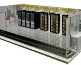 Vue en coupe d'un **data center extérieur** modulaire, avec des racks de serveurs, câblage jaune, système de climatisation et caméras de surveillance.