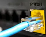 Un câble bleu se connecte à un port "INTERNET" jaune. La fibre et le wifi, une différence de connexion.