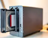 Un NAS avec un disque dur inséré. Ce support permet de sauvegarder ses données informatiques, contrairement à une simple clé USB.