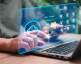 Interface numérique montrant des icônes de documents et un dossier, avec une barre de progression. Un doigt interagit avec l'écran, illustrant des solutions de dématérialisation.