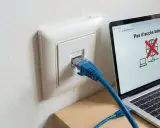 Câble RJ45 branché sur une prise murale, mais l'ordinateur affiche "Pas d'accès Internet". Problème de connexion réseau, peut-être un switch RJ45 sans alimentation.