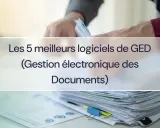 Des piles de documents numérisés en cours de tri, avec le titre "Les 5 meilleurs logiciels de GED".