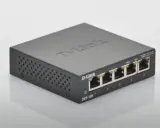 Un petit switch D-Link DGS-105 noir, avec cinq ports Ethernet, prêt à connecter vos appareils.