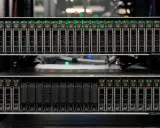 Serveur avec plusieurs baies de disques SSD, toutes allumées en **full flash**. Les indicateurs verts brillent intensément.