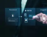 Schéma de connexion : mot de passe, puis vérification MFA (empreinte digitale, email, code), et enfin accès sécurisé.