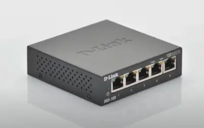 Un petit switch D-Link DGS-105 noir, avec cinq ports Ethernet, prêt à connecter vos appareils.