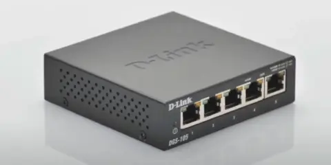 Un petit switch D-Link DGS-105 noir, avec cinq ports Ethernet, prêt à connecter vos appareils.