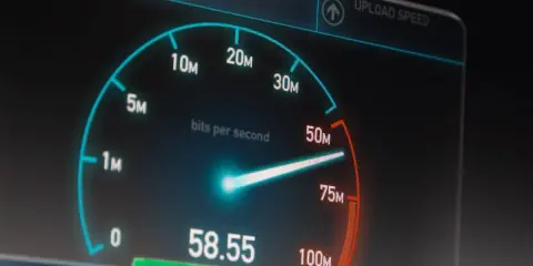 Test de débit internet : l'aiguille indique 58.55 Mbps, une mesure de la vitesse de téléchargement.