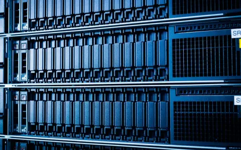 Rangées de serveurs informatiques bleus, une infrastructure de données impressionnante, prête pour le stockage et le traitement.