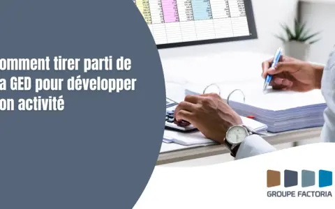 Un homme travaille sur des documents, utilisant une calculatrice et un stylo. La signification de la GED est expliquée pour développer son activité.