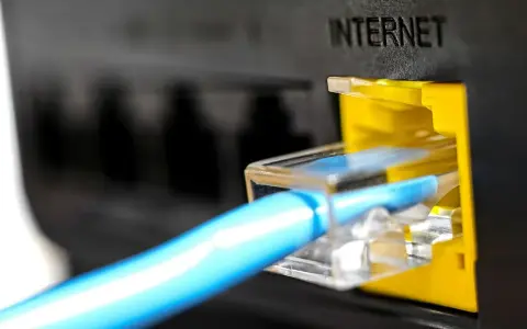 Un câble bleu se connecte à un port "INTERNET" jaune. La fibre et le wifi, une différence de connexion.
