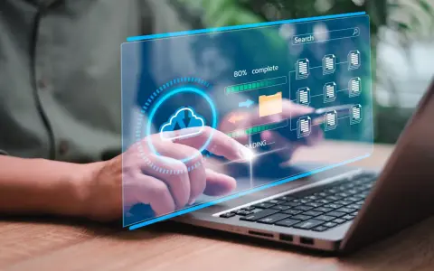 Interface numérique montrant des icônes de documents et un dossier, avec une barre de progression. Un doigt interagit avec l'écran, illustrant des solutions de dématérialisation.