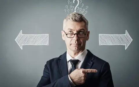 Un homme d'affaires réfléchit, entouré de points d'interrogation et de flèches. Il cherche la meilleure solution, peut-être avec un logiciel GED.