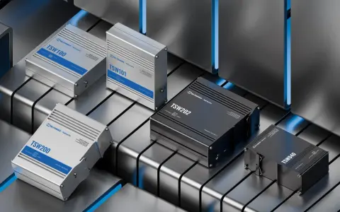 Plusieurs switchs Teltonika, des composants essentiels pour un switch coeur de réseau, sont présentés sur une surface métallique futuriste.