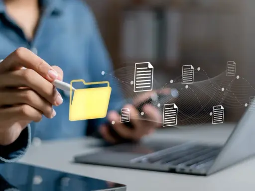 Main d'une personne utilisant un stylet pour interagir avec une icône de dossier jaune, symbolisant la digitalisation des processus et le flux de documents numériques.