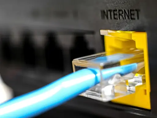 Un câble bleu se connecte à un port "INTERNET" jaune. La fibre et le wifi, une différence de connexion.