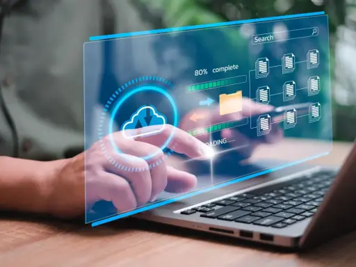 Interface numérique montrant des icônes de documents et un dossier, avec une barre de progression. Un doigt interagit avec l'écran, illustrant des solutions de dématérialisation.