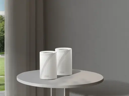 Un routeur extérieur sur un poteau et deux routeurs Deco sur une table. Ces appareils connectent votre maison à Internet.