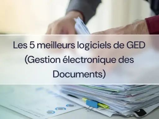 Des piles de documents numérisés en cours de tri, avec le titre "Les 5 meilleurs logiciels de GED".