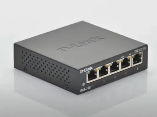 Un petit switch D-Link DGS-105 noir, avec cinq ports Ethernet, prêt à connecter vos appareils.
