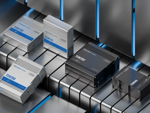 Plusieurs switchs Teltonika, des composants essentiels pour un switch coeur de réseau, sont présentés sur une surface métallique futuriste.