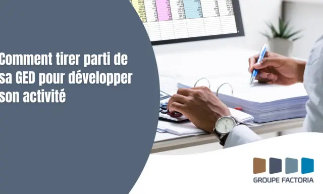 Un homme travaille sur des documents, utilisant une calculatrice et un stylo. La signification de la GED est expliquée pour développer son activité.