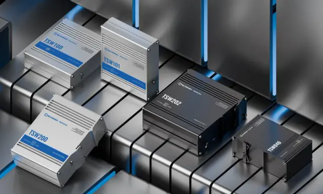Plusieurs switchs Teltonika, des composants essentiels pour un switch coeur de réseau, sont présentés sur une surface métallique futuriste.