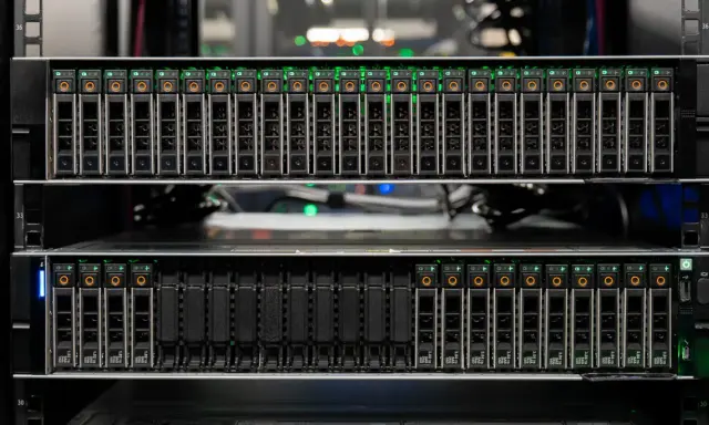 Serveur avec plusieurs baies de disques SSD, toutes allumées en **full flash**. Les indicateurs verts brillent intensément.