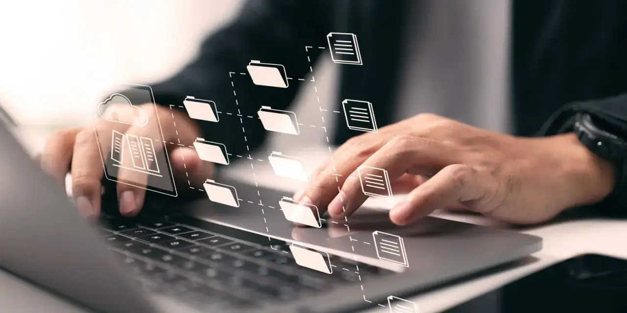Gestion des documents numérisés : une main navigue sur un ordinateur portable, avec des icônes de dossiers et de fichiers connectées par des lignes.