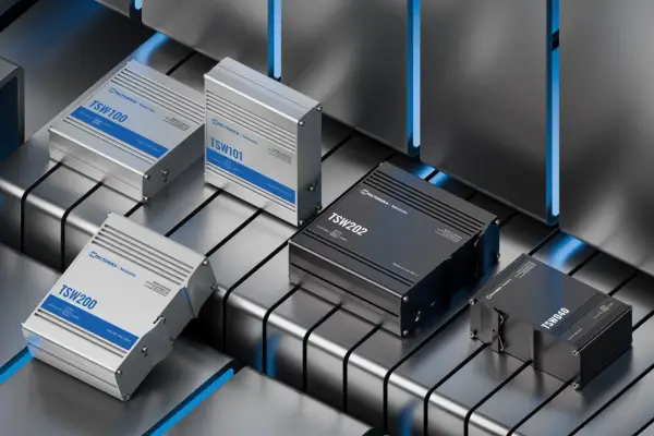 Plusieurs switchs Teltonika, des composants essentiels pour un switch coeur de réseau, sont présentés sur une surface métallique futuriste.